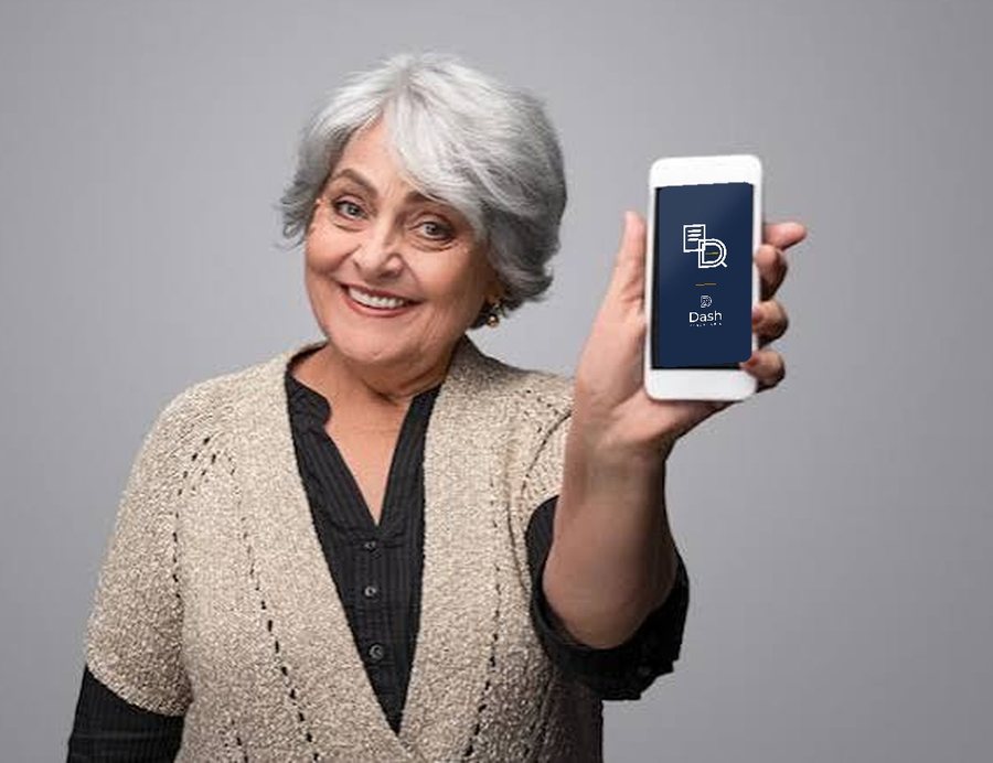Pessoa aposentada com o Leitor de HISCON no celular